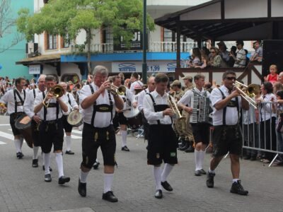 Oktoberfest Blumenau 2026: preço do ingresso, dias grátis e desfiles do feriado