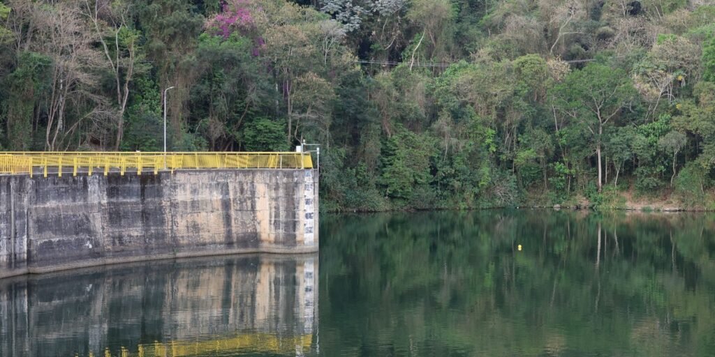 Barragem do rio Juqueri, que forma a represa Paulo de Paiva Castro, parte do sistema Cantareira, em Franco da Rocha (SP)