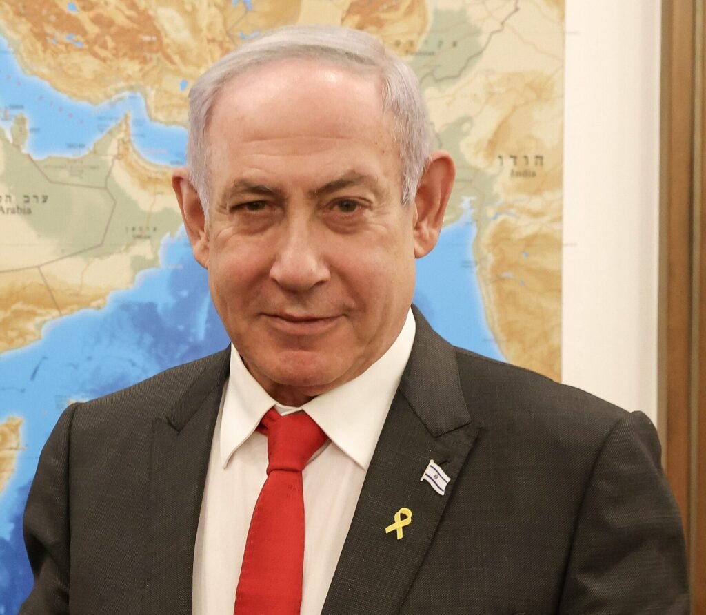 Benjamin Netanyahu diante de um mapa