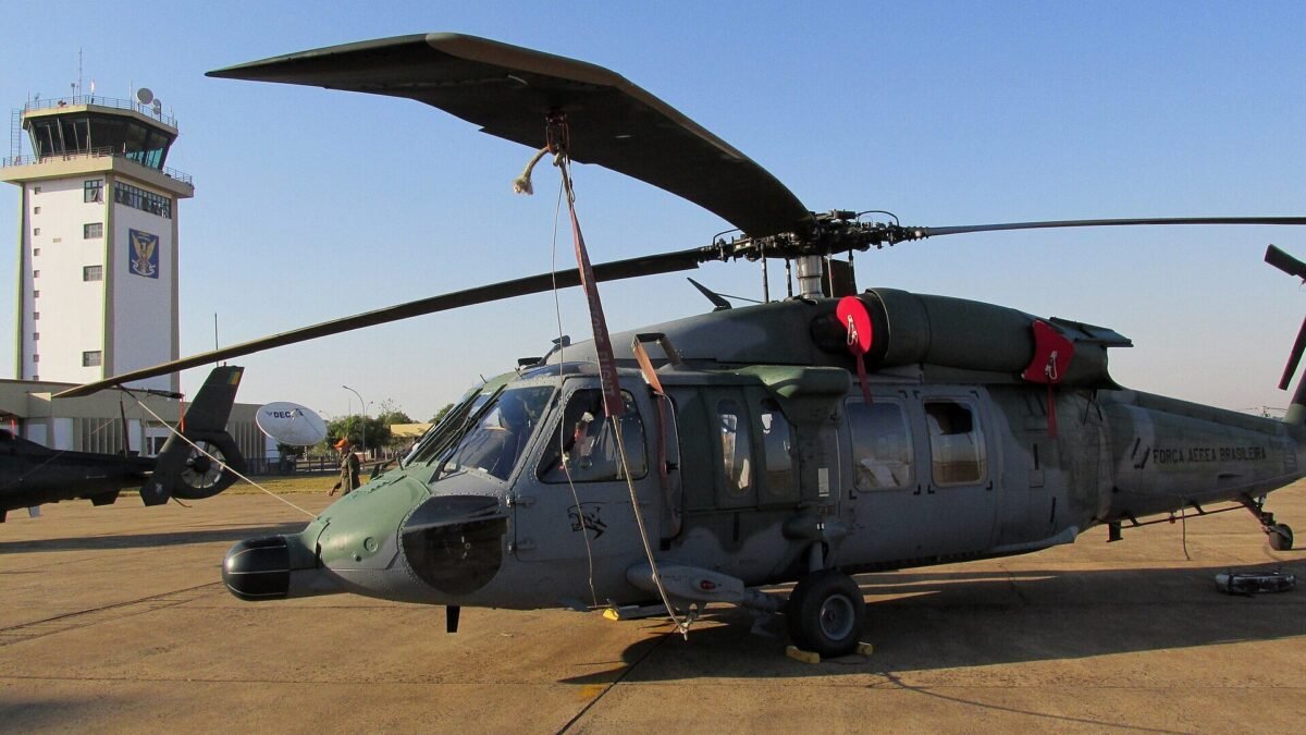 Helicóptero Black Hawk da FAB faz pouso de segurança em lavoura em Candói (PR)