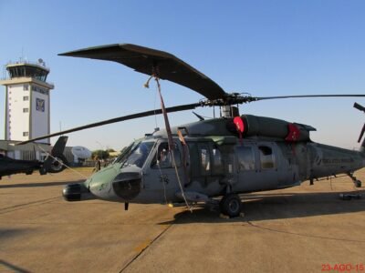 Helicóptero Black Hawk da FAB faz pouso de segurança em lavoura em Candói (PR)