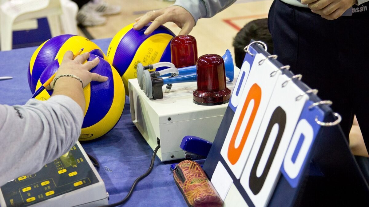 Mari Brambilla sai de maca em vitória do Osasco sobre o Mackenzie na Superliga