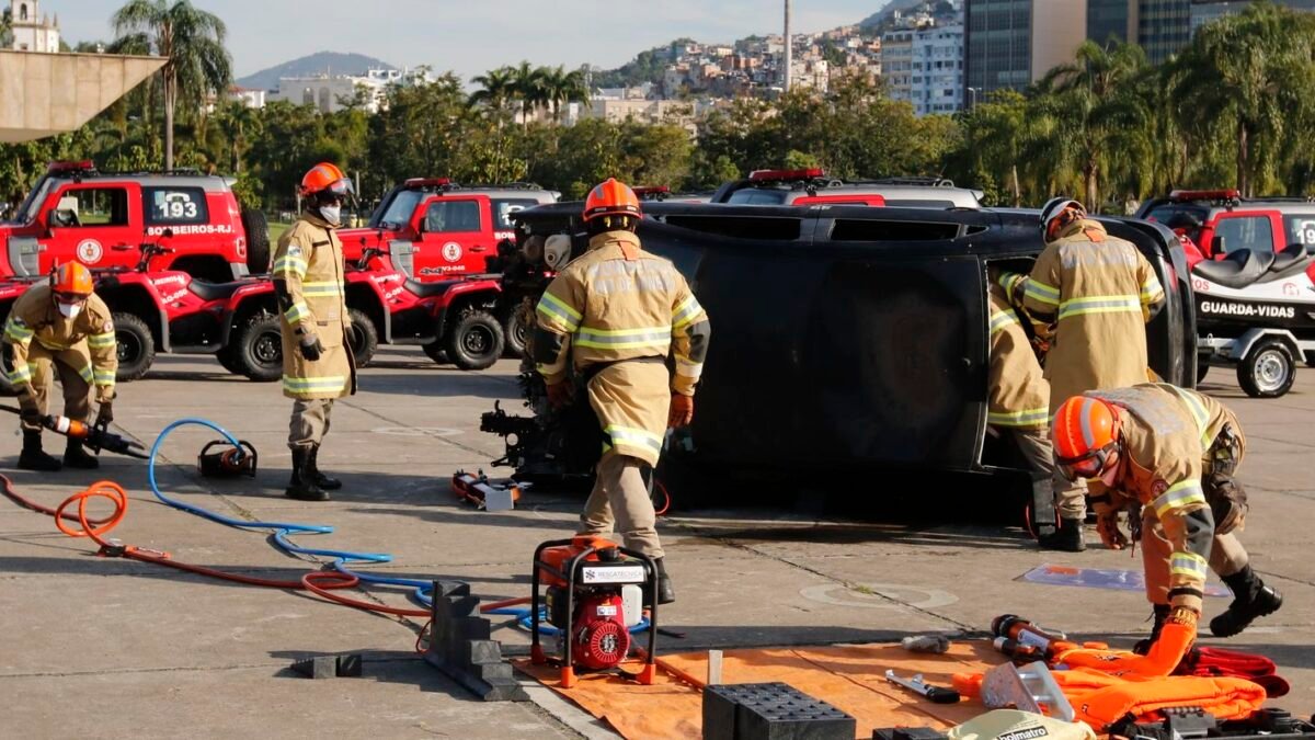 Pai, mãe e três filhos morrem na BR-373, no Paraná; motorista de 18 anos é preso