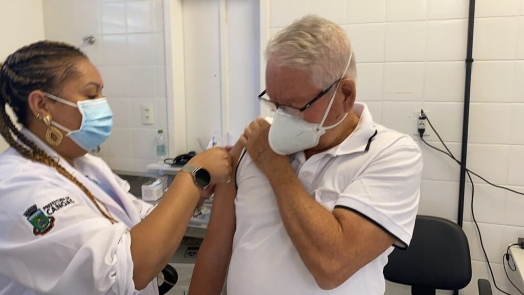 Brasileiro tomando vacina contra a Covid-19