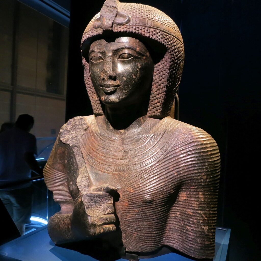 Busto em pedra de Ramsés II com toucado