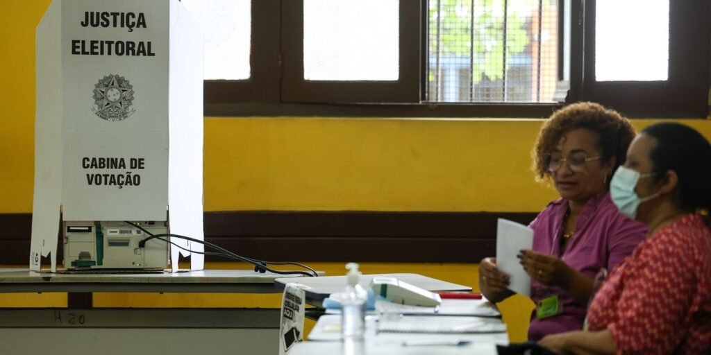 Cabine de votação da Justiça Eleitoral com urna eletrônica em seção eleitoral
