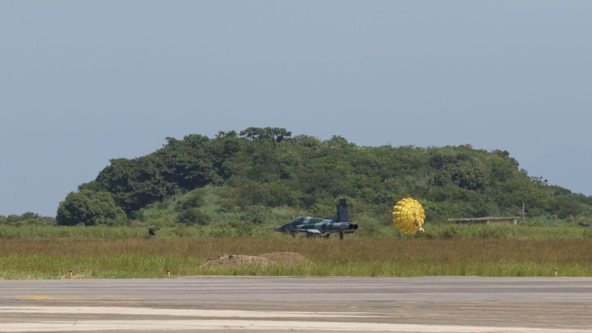 Primeiro Gripen E fabricado no Brasil faz voo inaugural em Gavião Peixoto (SP)
