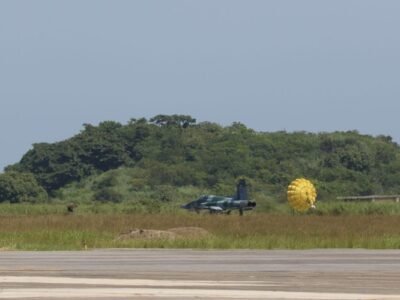 Primeiro Gripen E fabricado no Brasil faz voo inaugural em Gavião Peixoto (SP)
