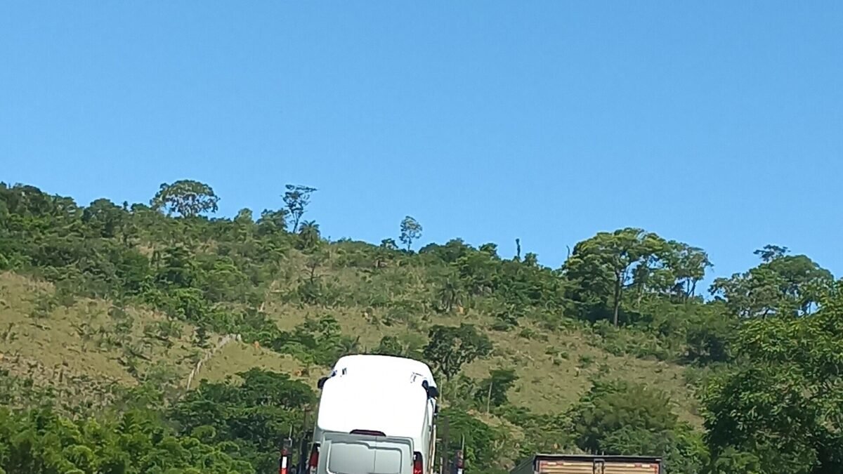 Caminhão-cegonha tomba na BR-101 em Paulista (PE); motorista fica ferido