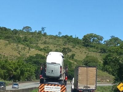 Caminhão-cegonha tomba na BR-101 em Paulista (PE); motorista fica ferido