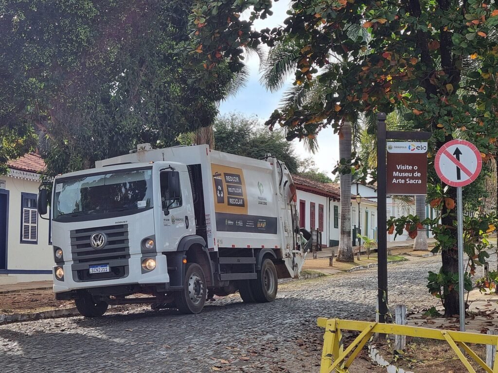 Caminhão de lixo em Pirenópolis (GO), em outro registro de arquivo