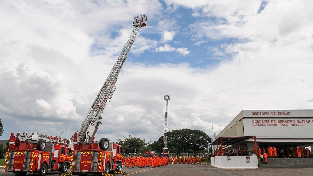 Colisão frontal na BR-251 prende pessoas às ferragens no DF
