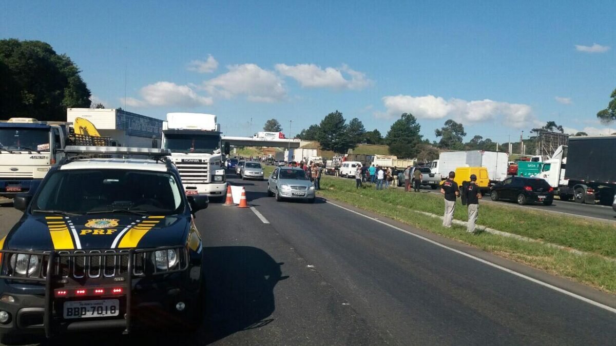 Caminhão tomba ao desviar de carro na contramão e bloqueia BR-376 em Ponta Grossa