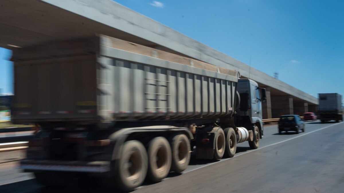 Engavetamento com ao menos 20 veículos interdita BR-040 em Nova Lima