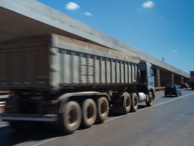 Engavetamento com ao menos 20 veículos interdita BR-040 em Nova Lima
