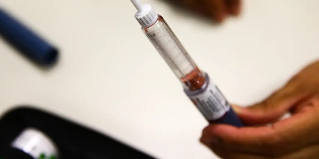 Canetas para aplicação de insulina e exame da curva glicêmica