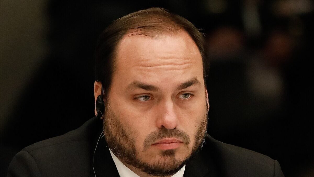 Carlos Bolsonaro tem 25,3% e fica com a 2ª vaga ao Senado por Santa Catarina, com 96,6% apurado