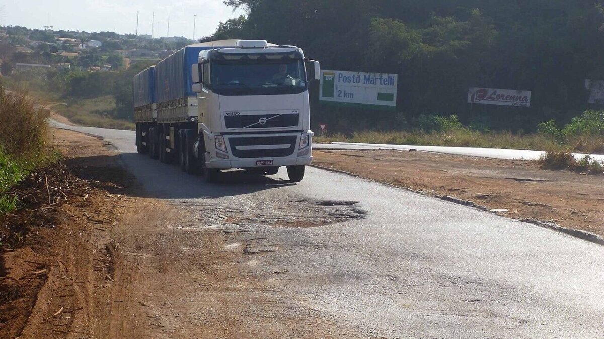 Batida entre Hilux e carreta na BR-163 mata quatro da mesma família em MT