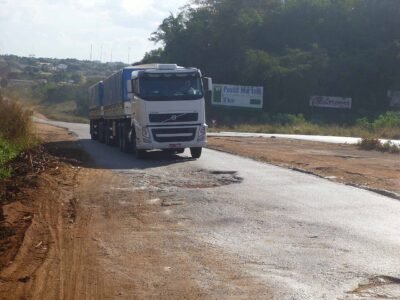 Batida entre Hilux e carreta na BR-163 mata quatro da mesma família em MT