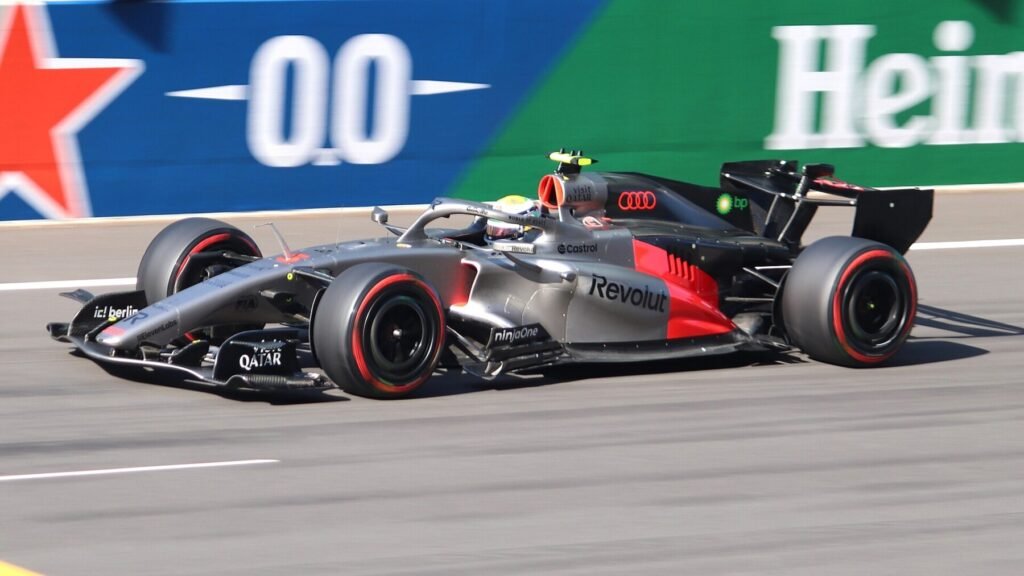 Carro da Audi de Gabriel Bortoleto na pista