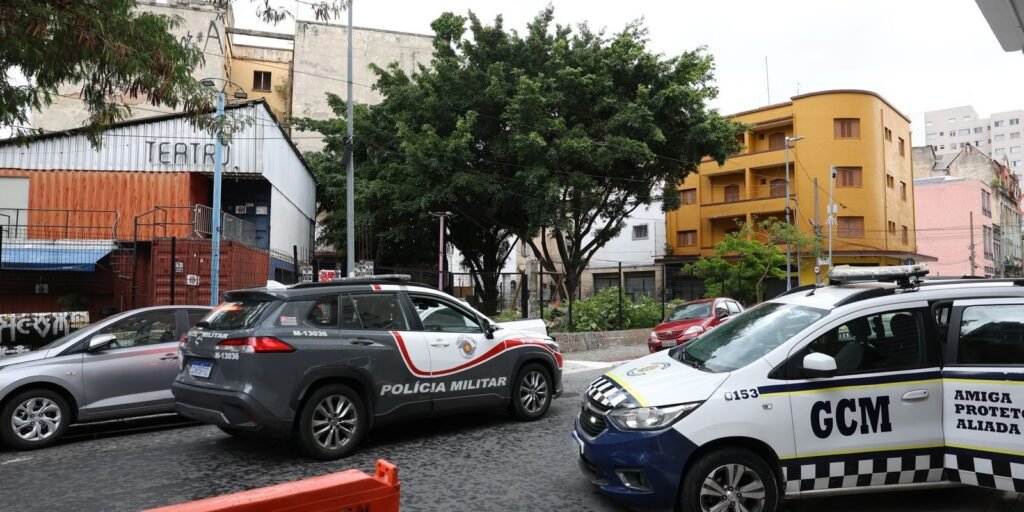 Carros da Guarda Civil Metropolitana e Polícia Militar em frente ao Teatro de Contêiner Mungunzá, interditado pela prefeitura