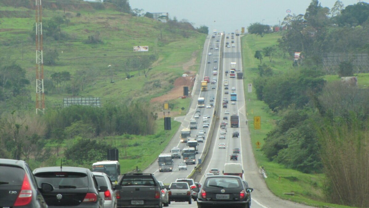 Motorista de ônibus morre ao volante e acidente com mais de 20 veículos interdita a Dutra