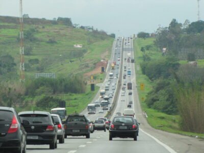Motorista de ônibus morre ao volante e acidente com mais de 20 veículos interdita a Dutra