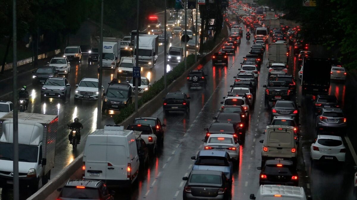 Inmet emite alerta de tempestade para 12 estados nesta segunda-feira (12)