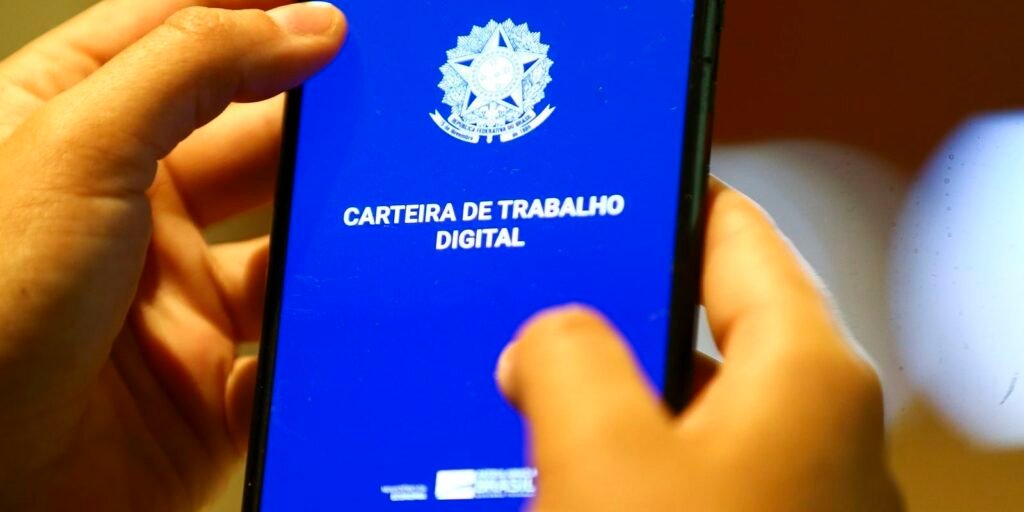 Carteira de Trabalho Digital aberta no celular