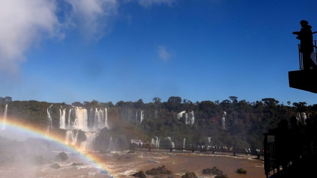 Passarela das Cataratas do Iguaçu é interditada pela vazão do rio; trilha segue aberta
