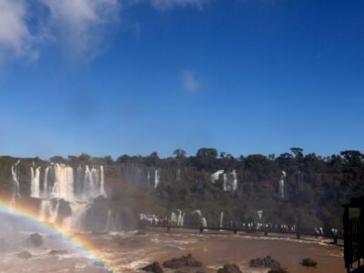 Passarela das Cataratas do Iguaçu é interditada pela vazão do rio; trilha segue aberta