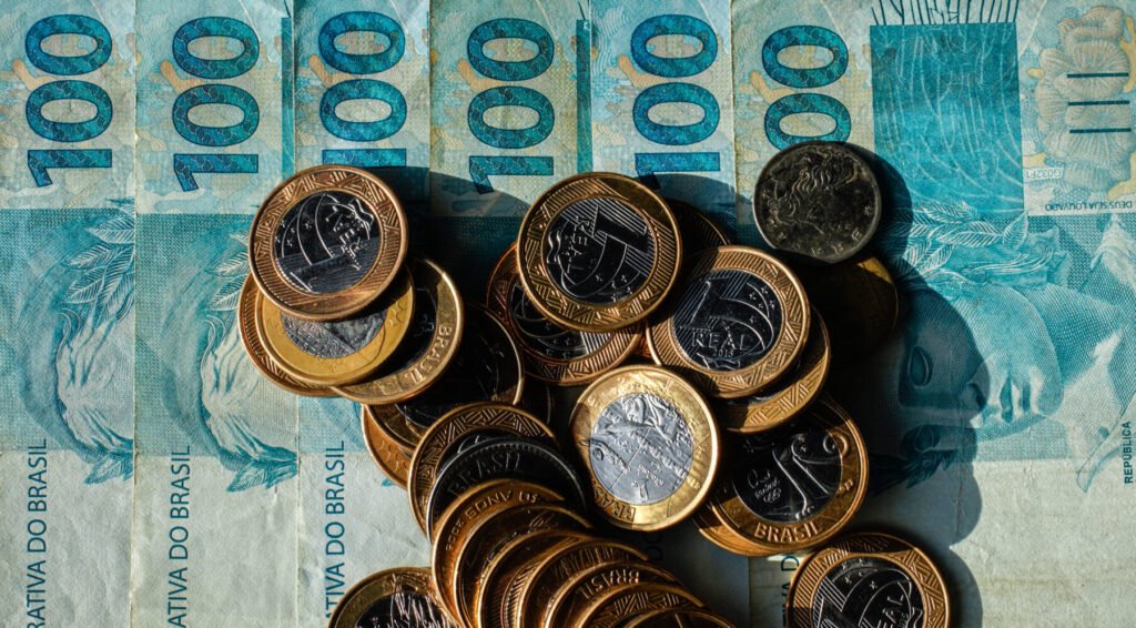 Cédulas de 100 reais e moedas de real