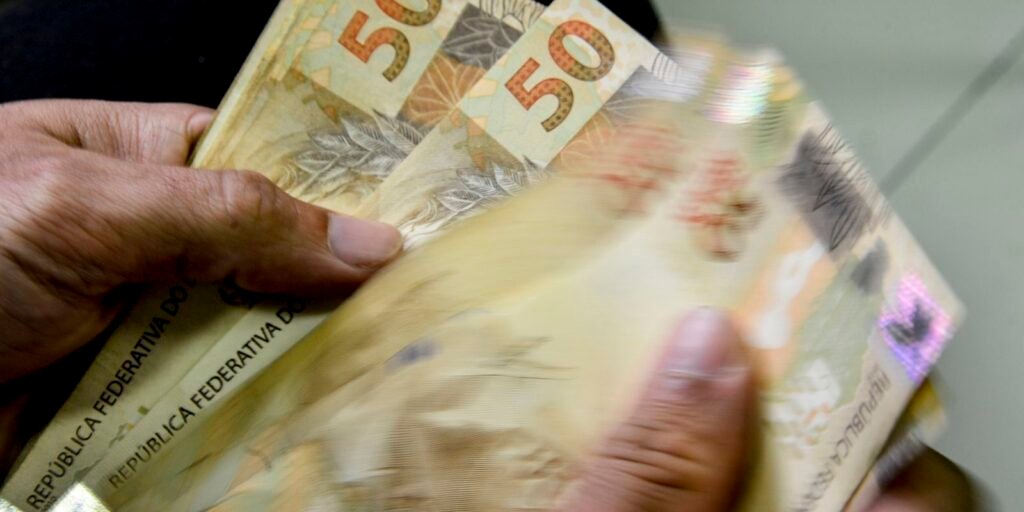 Cédulas de real sobre uma mesa