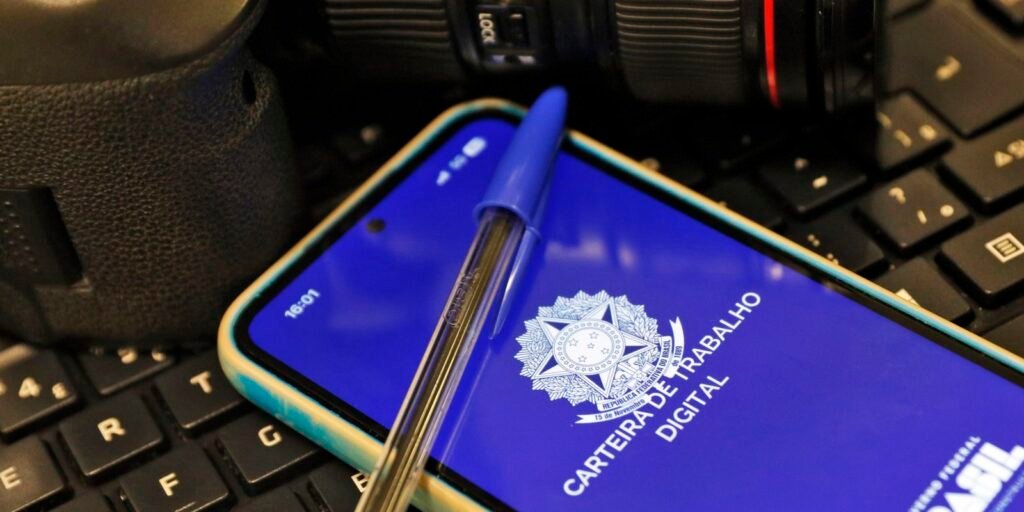 Tela de celular com o aplicativo Carteira de Trabalho Digital