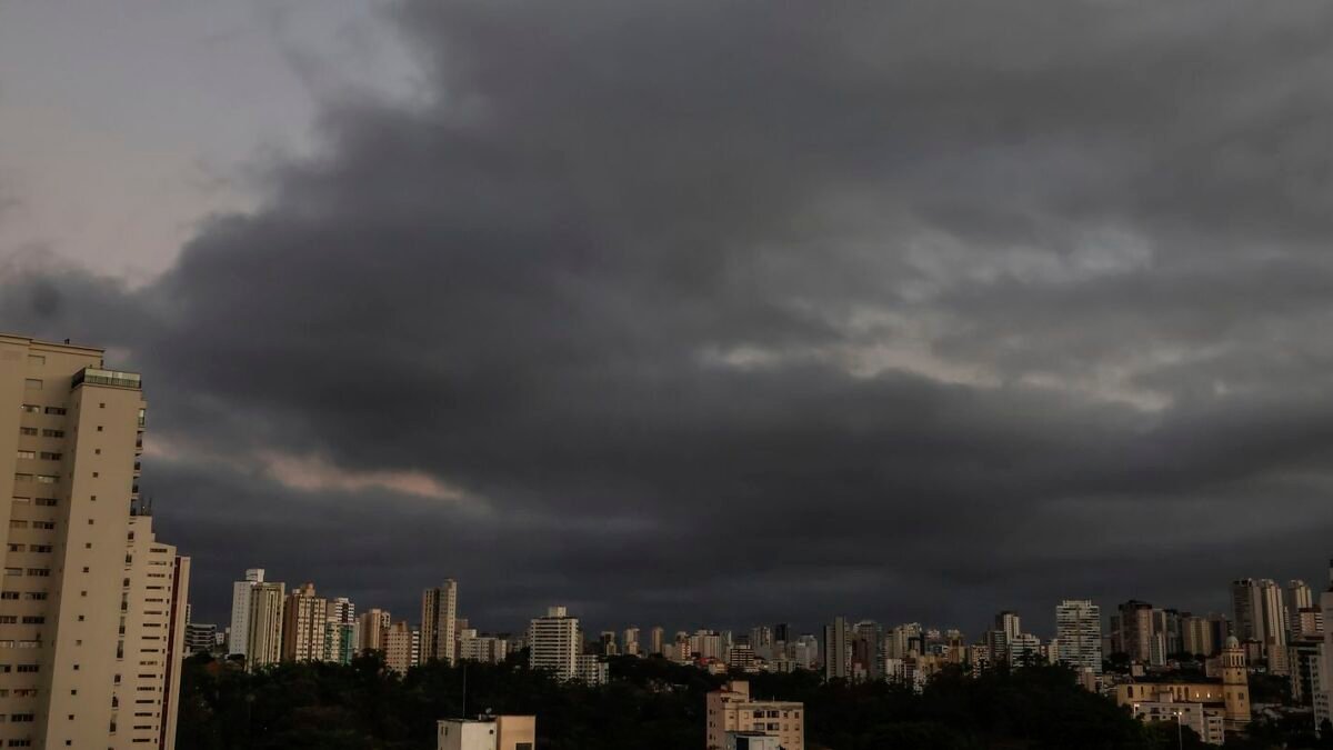 Inmet emite aviso de tempestade para quarta (14) com grau Perigo em 40 áreas