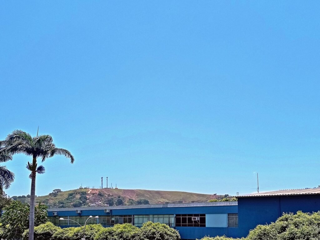Céu de Coronel Fabriciano (MG) durante a onda de calor no Brasil em novembro de 2023