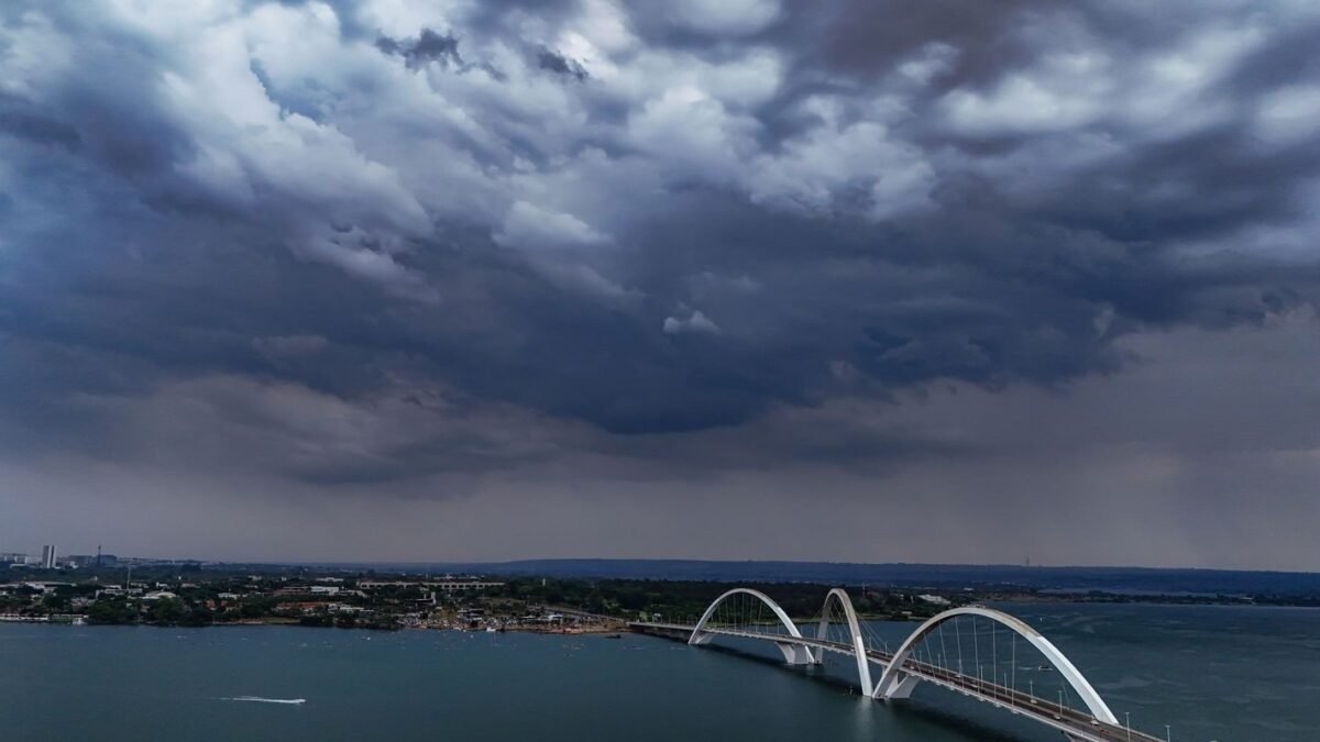 Frente fria faz BH amanhecer com 14,2°C e chuva de até 60 mm no norte de Minas