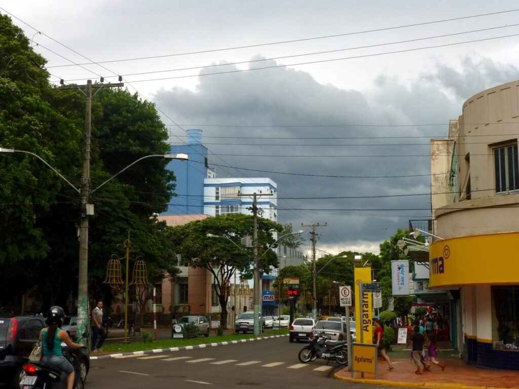 Céu carregado de nuvens escuras sobre uma avenida de Santa Rosa (RS)