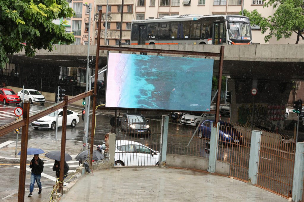Chegada de frente fria causa chuva na capital paulista