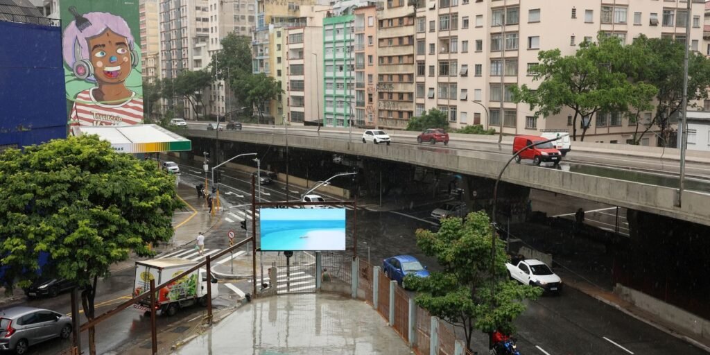 Chegada de frente fria causa chuva na capital paulista, em São Paulo