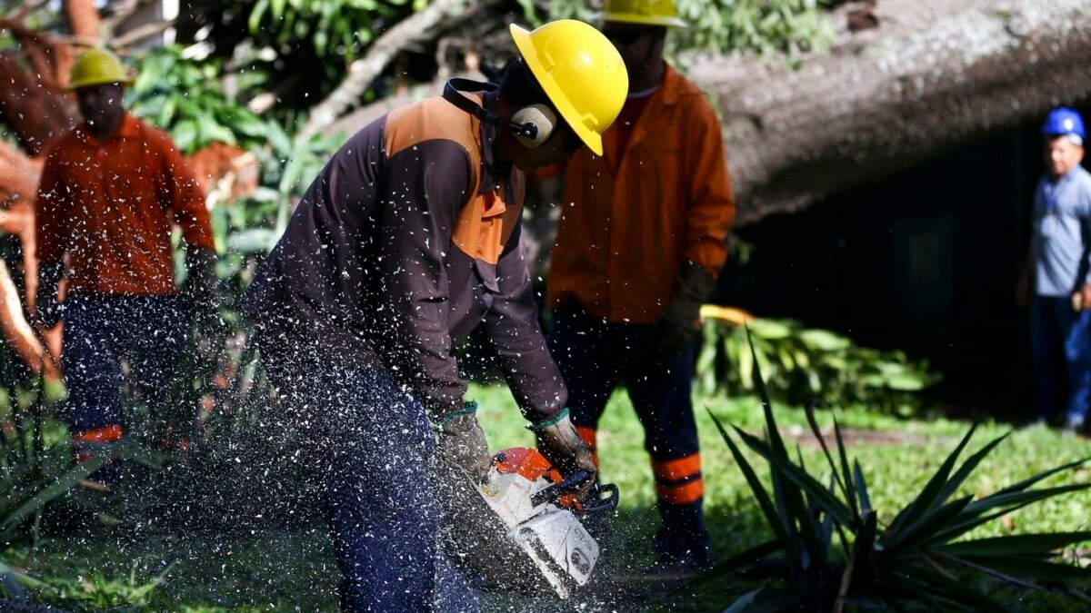 Chuva abre cratera no Guará Park, interdita via e deixa carro e caminhão atolados