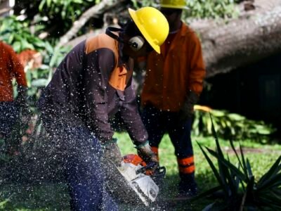 Chuva abre cratera no Guará Park, interdita via e deixa carro e caminhão atolados