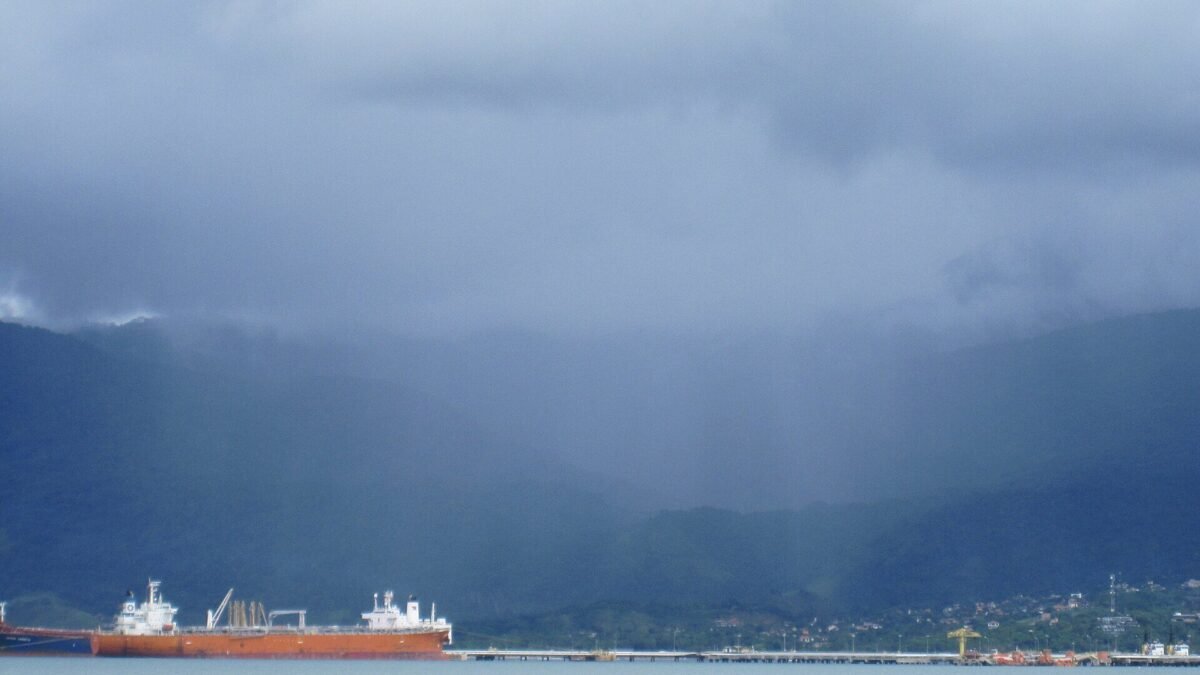 Quatro tripulantes são resgatados após barco afundar perto de Ilhabela (SP)