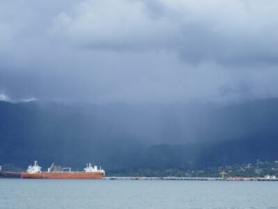 Quatro tripulantes são resgatados após barco afundar perto de Ilhabela (SP)