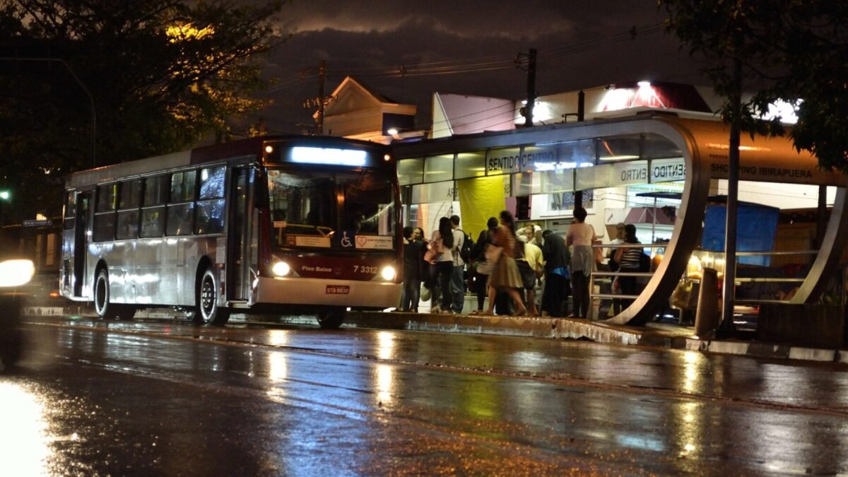Defesa Civil de SP renova alerta de chuva forte para terça (13) a quinta (15)