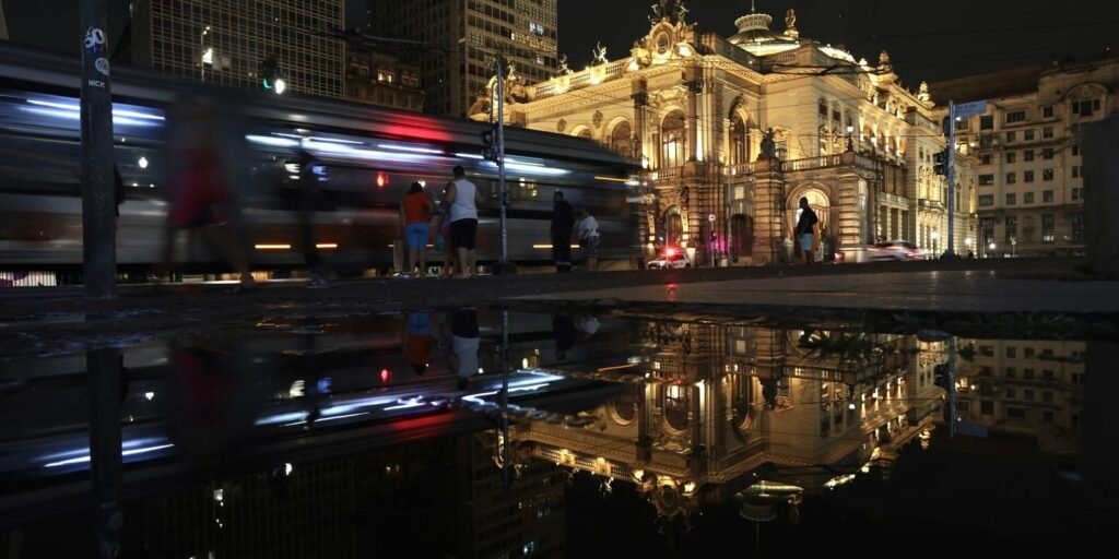 Chuva em São Paulo, com alagamento registrado na capital paulista
