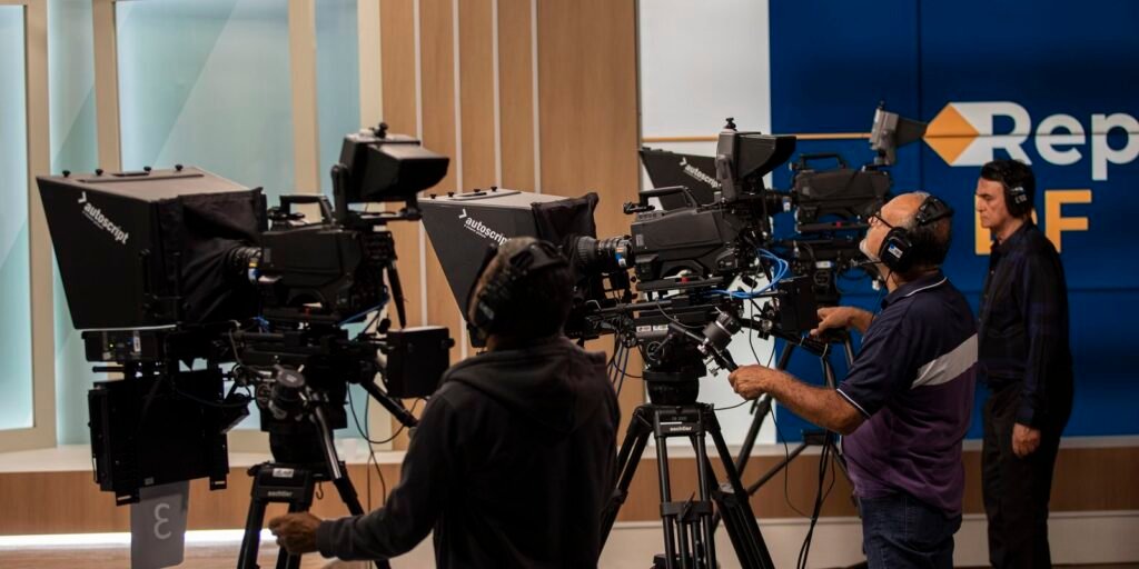 Cinegrafistas no estúdio 01 da Empresa Brasil de Comunicação durante transmissão ao vivo do programa Repórter DF