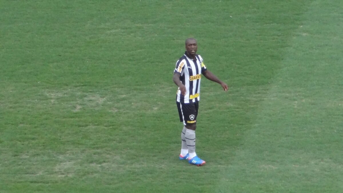 Seedorf fica fora do banco do Corinthians contra o Vitória por pendência no registro