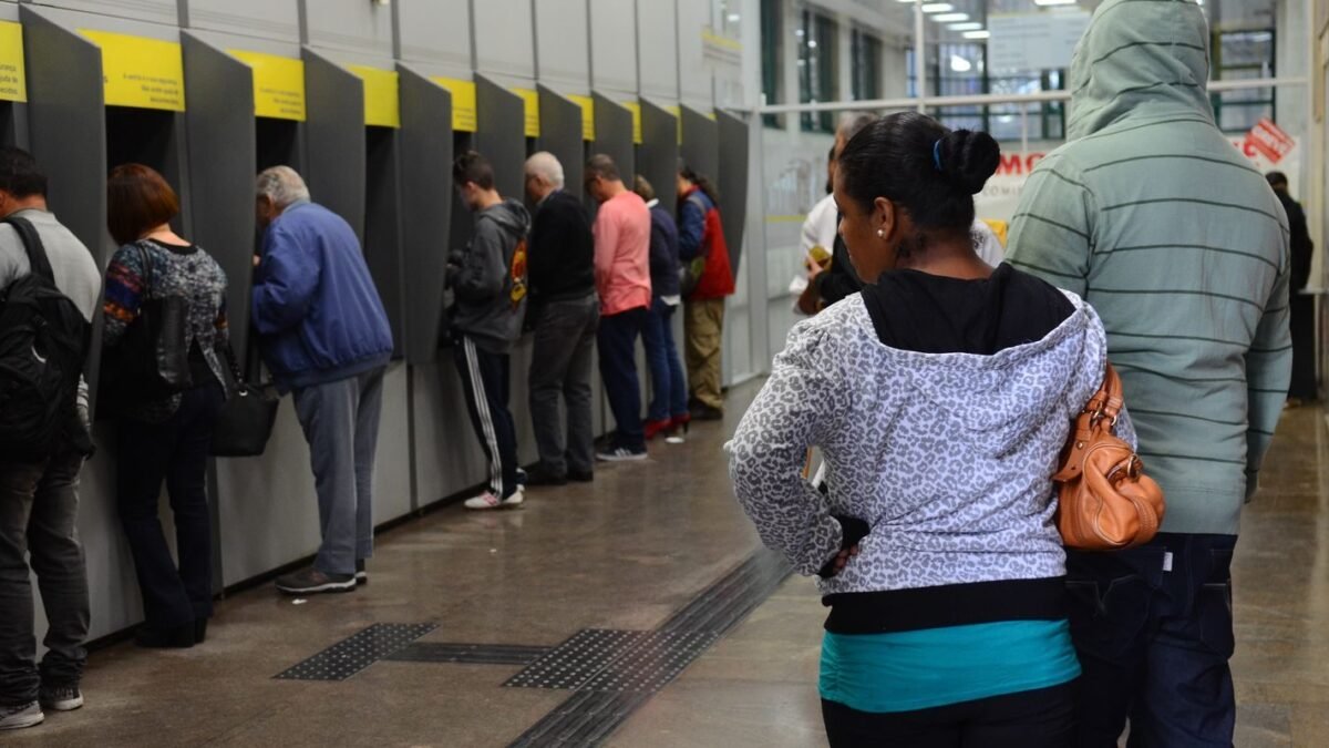 Feriado de 12 de outubro: bancos, INSS, Correios e B3 fecham na segunda; Pix funciona normalmente