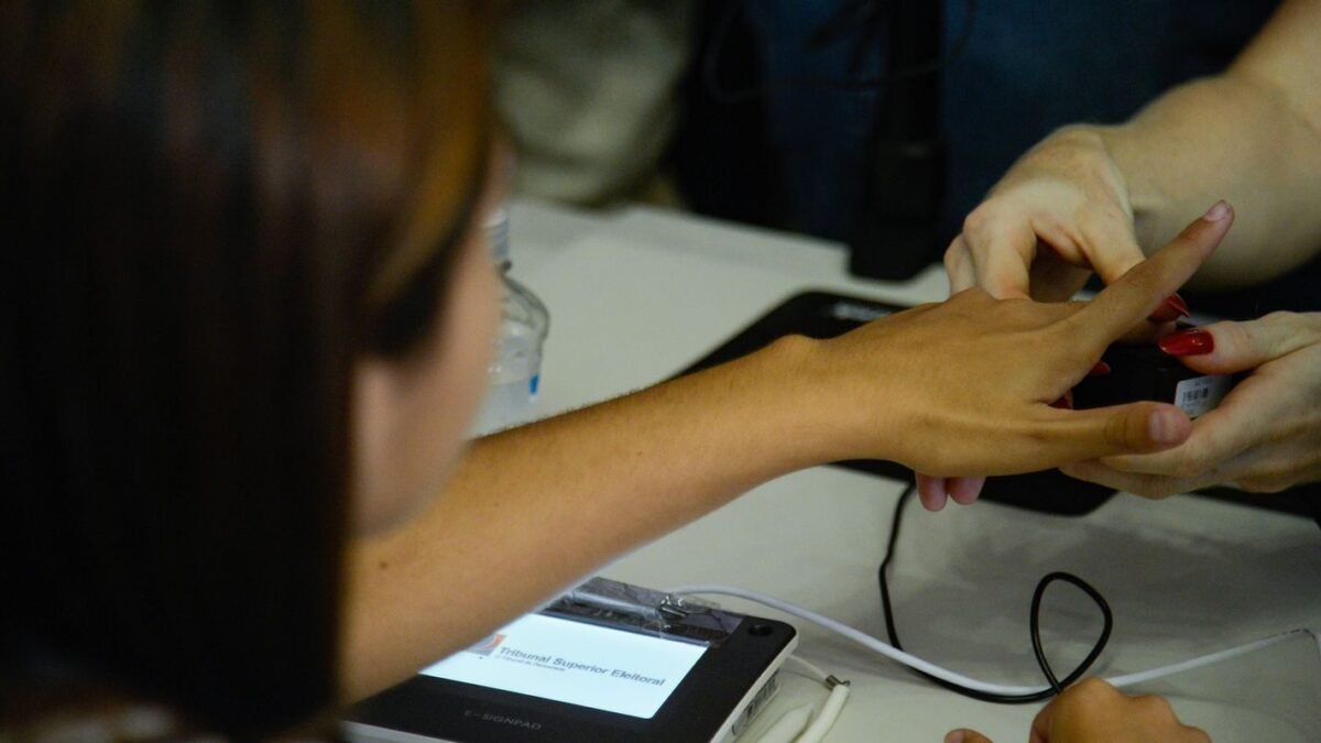 Eleitor sem biometria pode votar no 2º turno; urna pede o ano de nascimento